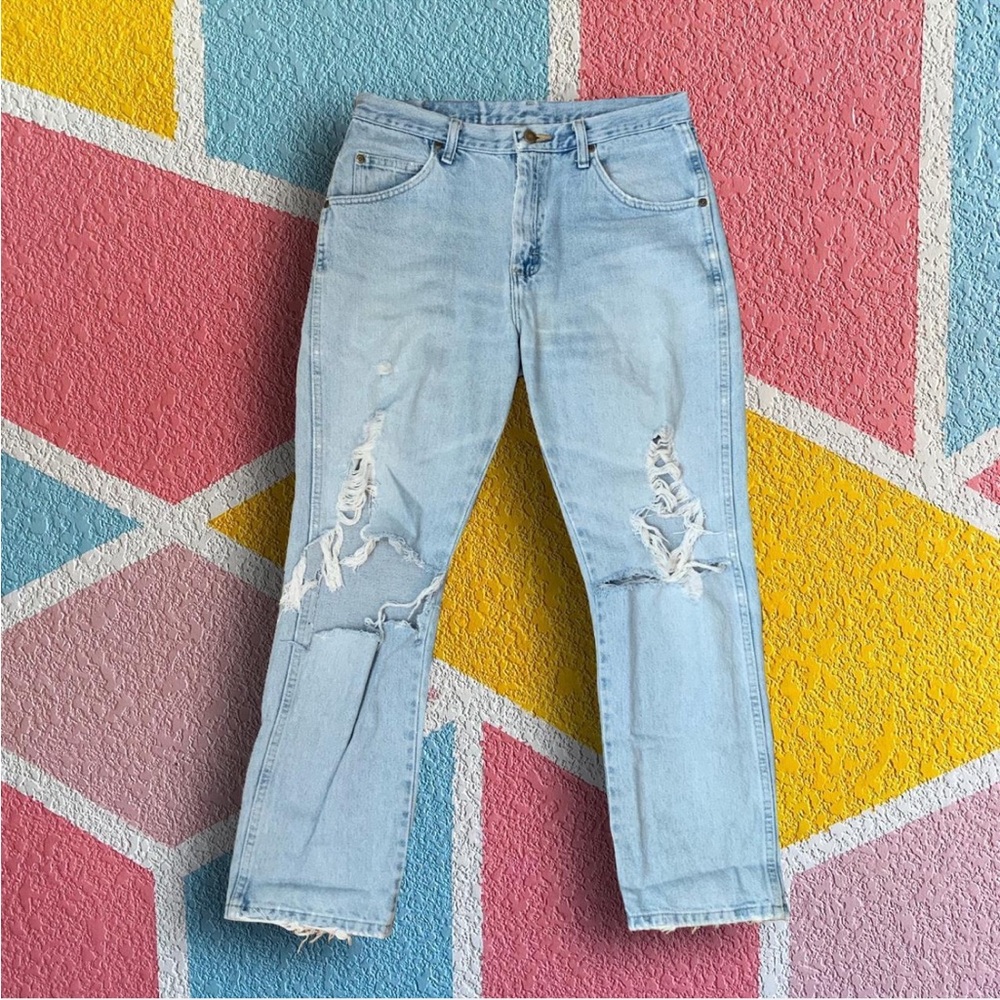 Open knee light-wash Wrangler jeans 👖
